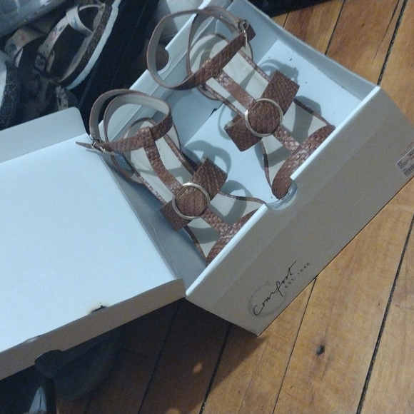 Size 11 women's brown ankle strapped block heel shoes - Picture 9 of 10